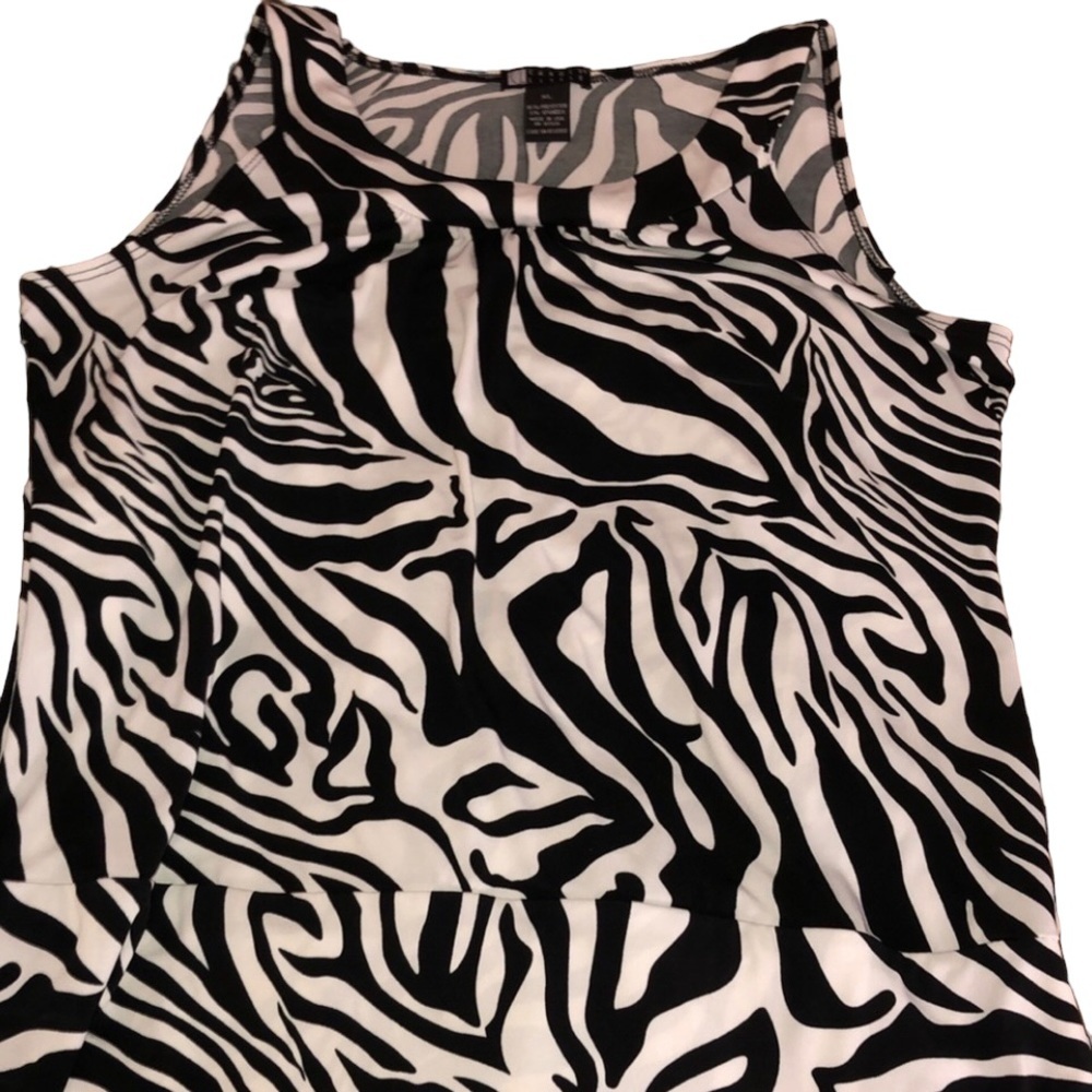 Carole Little X-Large black & white top sleeveless animal print scoopneck